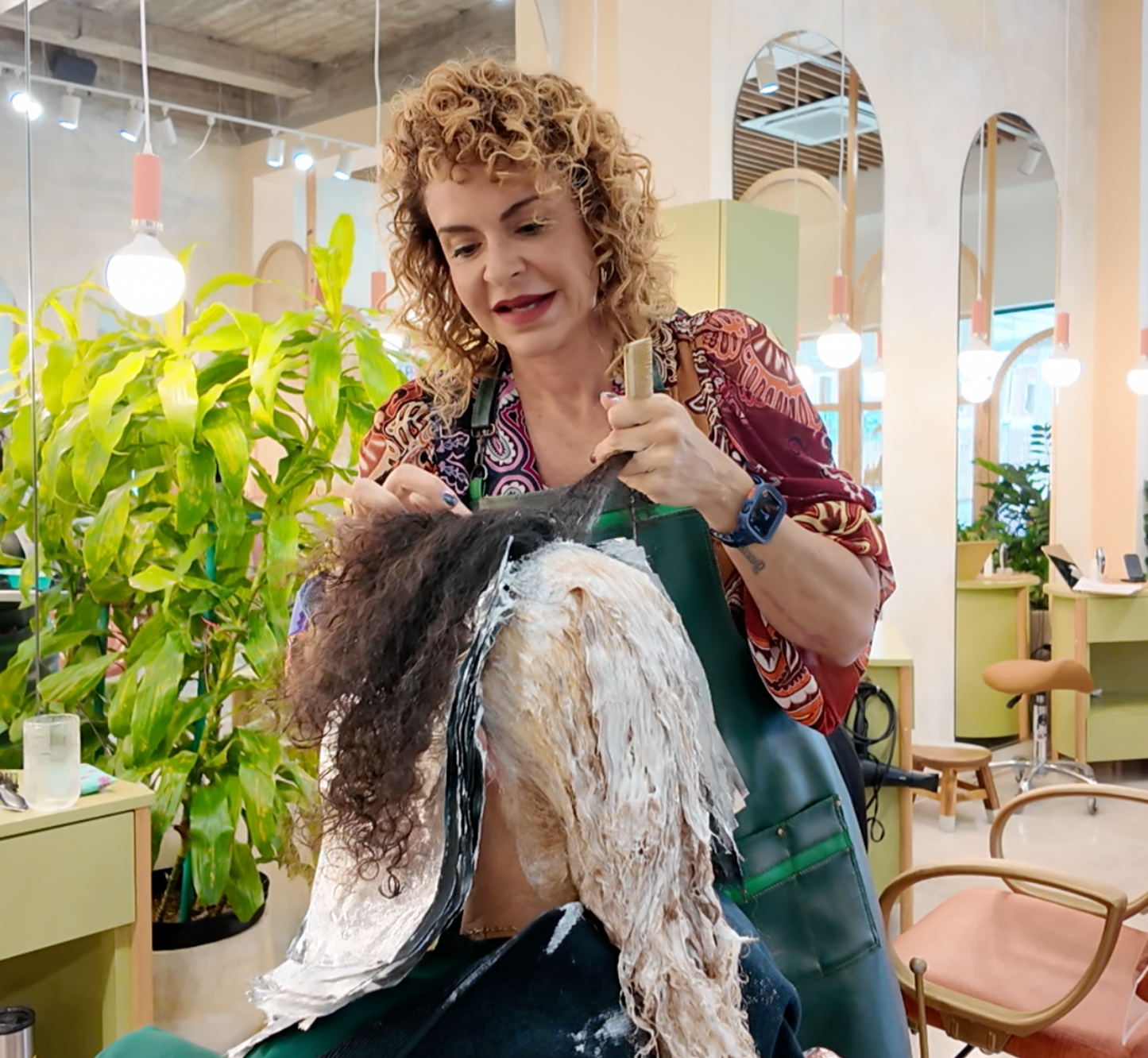 Clase Presencial: Cambios de Color y Decoloración en Cabello Rizo