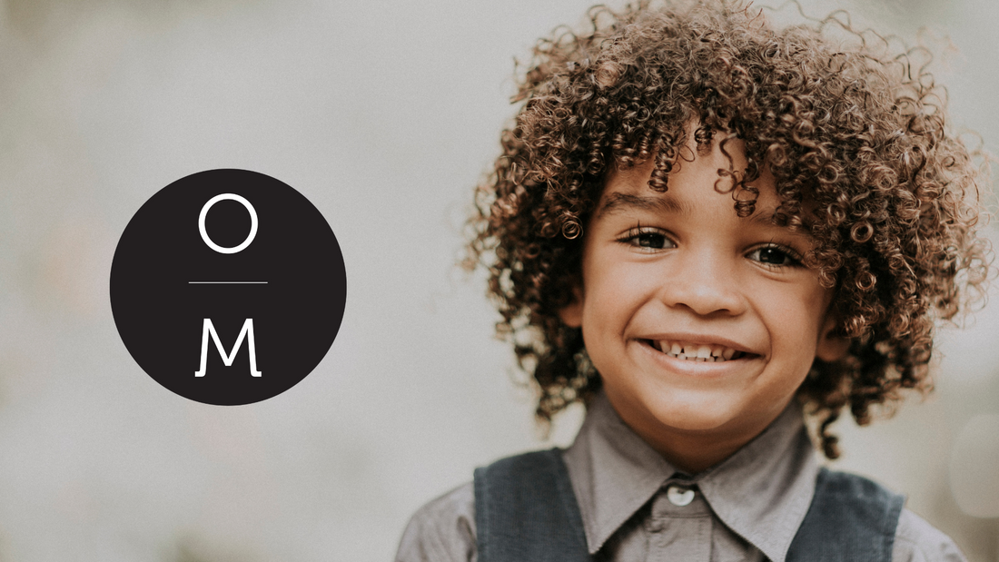 Cuidando los Rizos de los Pequeños: Guía para el Cabello Rizado Infantil 🌺